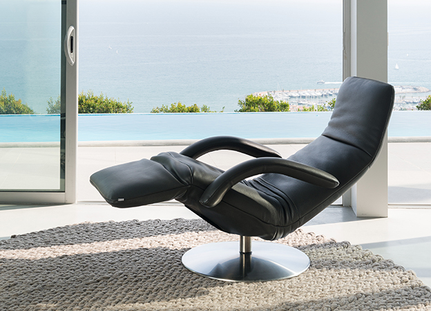 Der Relaxsessel Yoga von Jori mit Tellerfuss. Relaxsessel Sessel Yoga Jori
