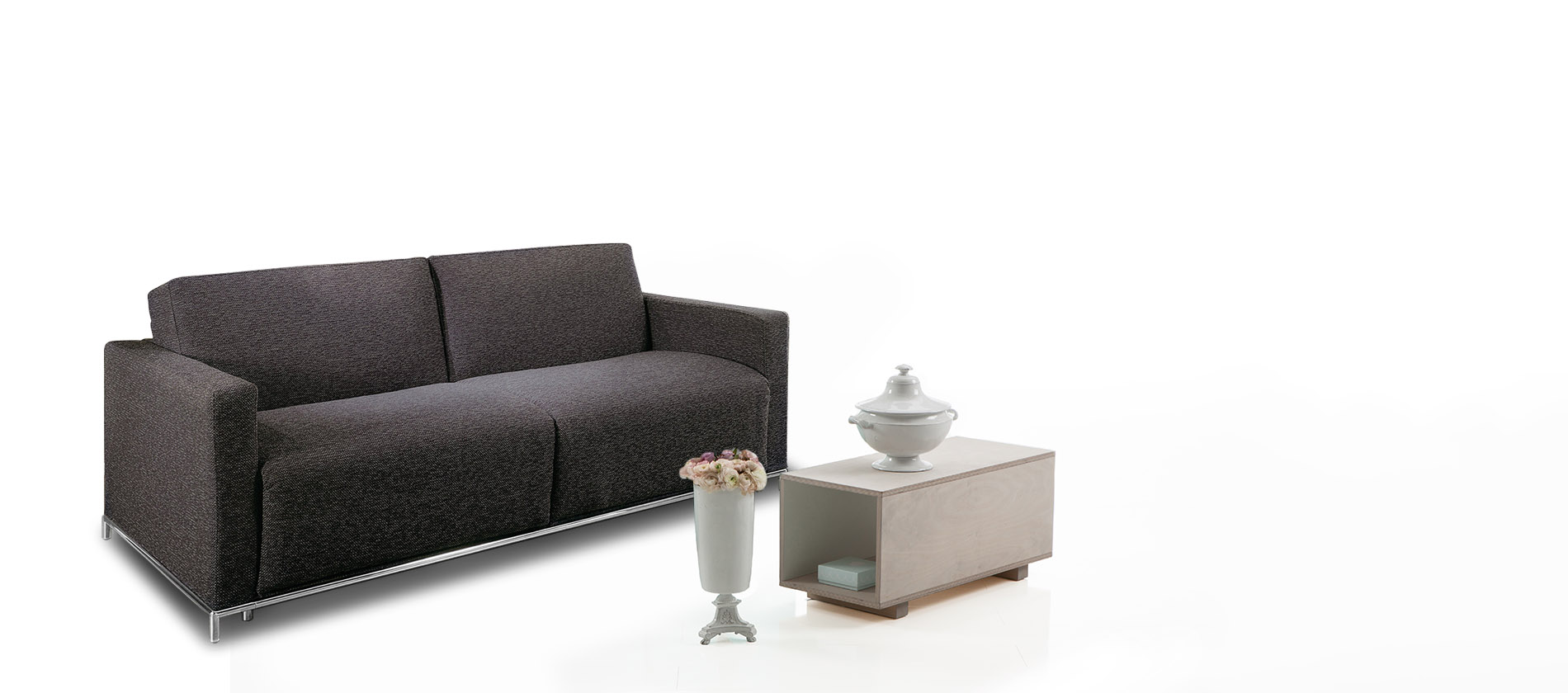 Das Bettsofa Kos von Pol74 in braunem Stoff. Schlafsofa Bettsofa Kos Pol74 Matratze