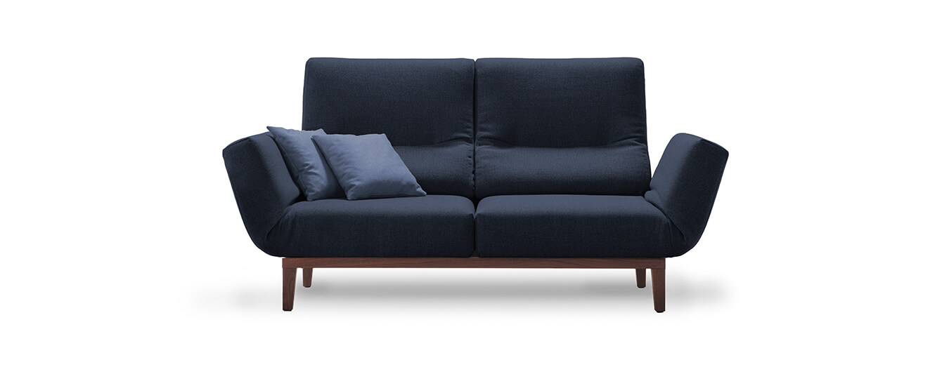 Das Sofa Chimba von Signet im Stoff Luba, Farbe nachtblau. Sofa Funktionssofa Chimba Signet