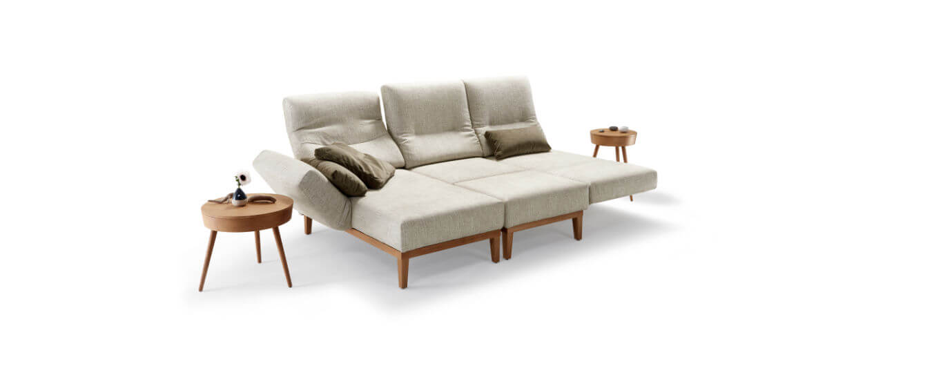 Das Ecksofa Chimba mit Hocker verwandelt zum Liegen und Relaxen. Signet Ecksofa Chimba Longchair Hocker