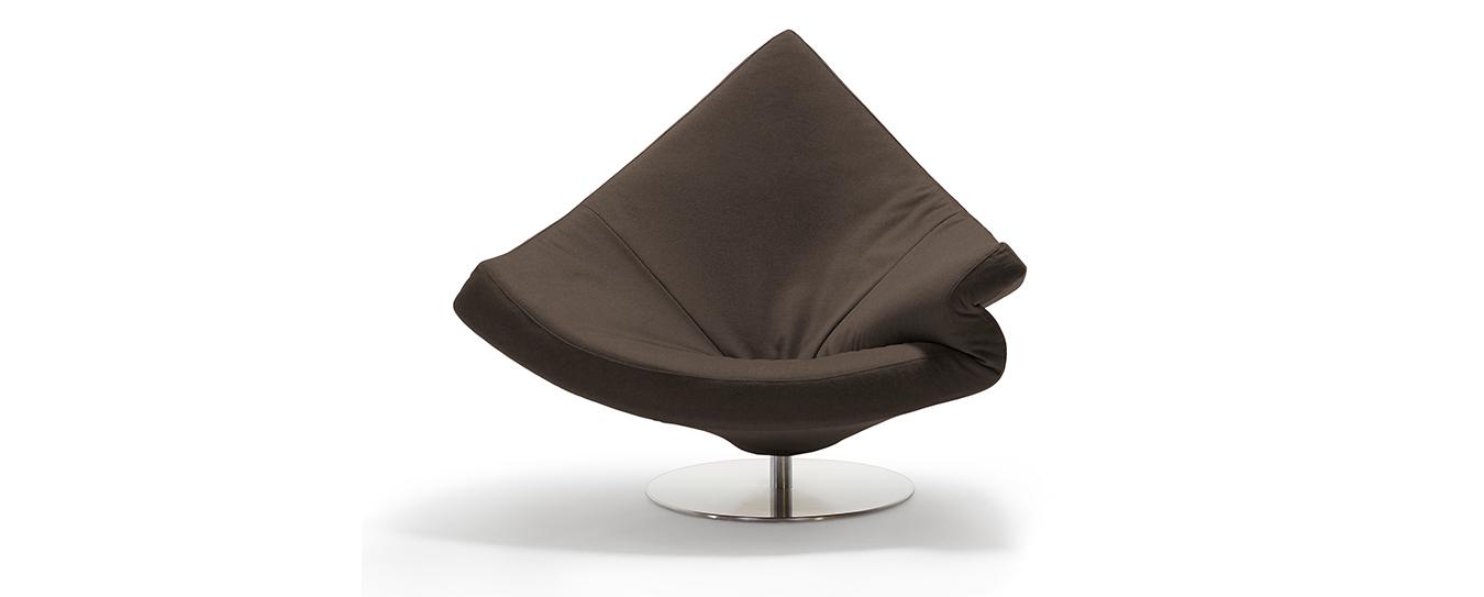 Der Clou Sessel von Signet im Stoff Lana, Farbe Braun. Signet Sessel Clou