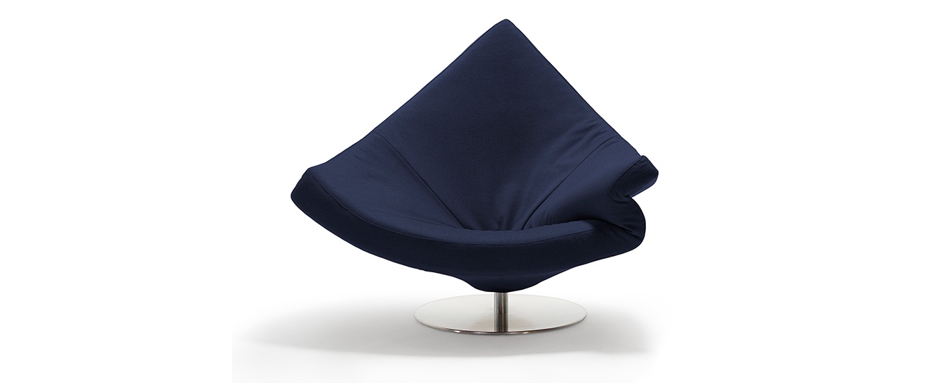 Der Clou Sessel von Signet im Stoff Lana, Farbe Dunkelblau. Signet Sessel Clou
