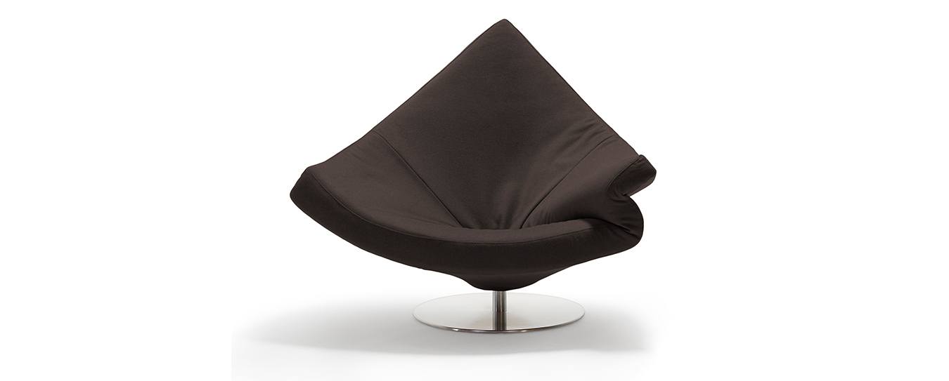 Der Clou Sessel von Signet im Stoff Lana, Farbe Mocca. Signet Sessel Clou