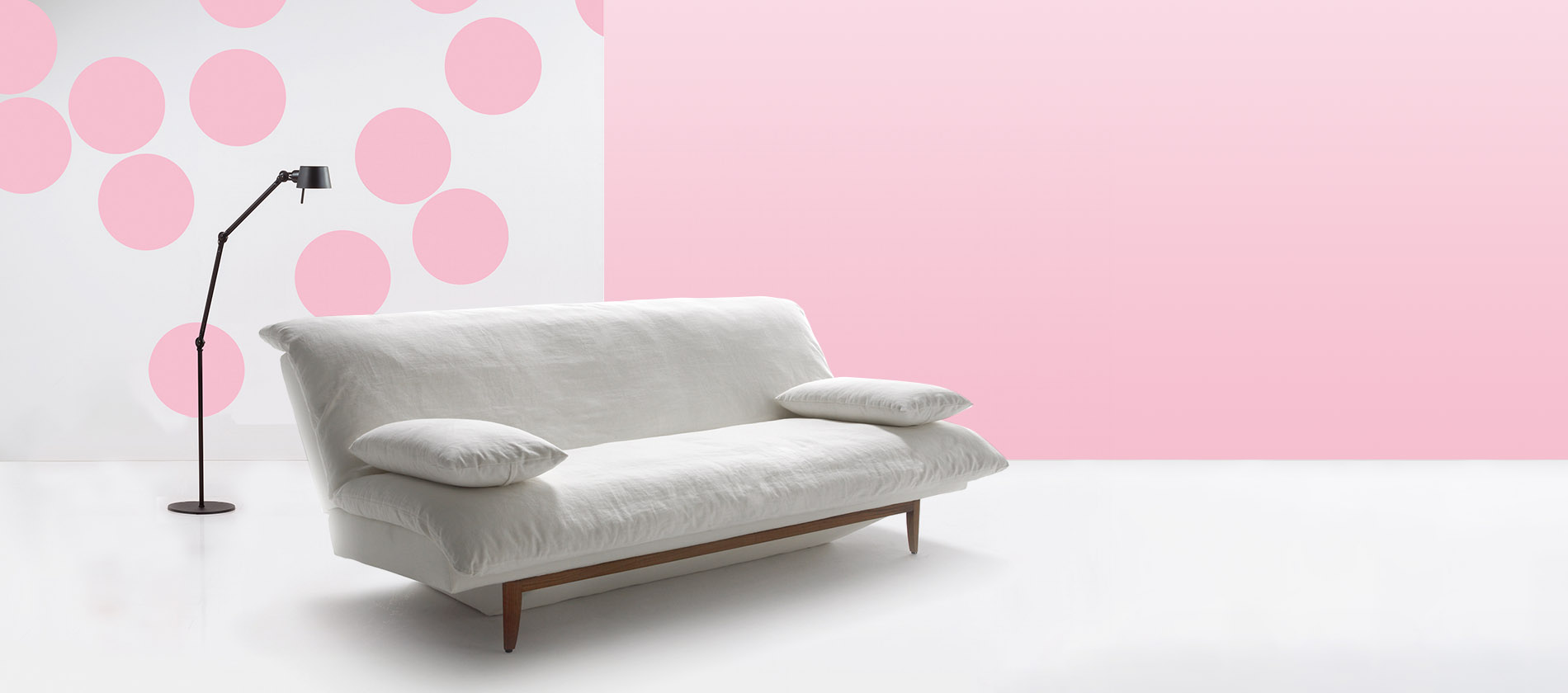 Das Schlafsofa Ena von Signer in weißem Stoff. Schlafsofa Ena Signet Kippsofa