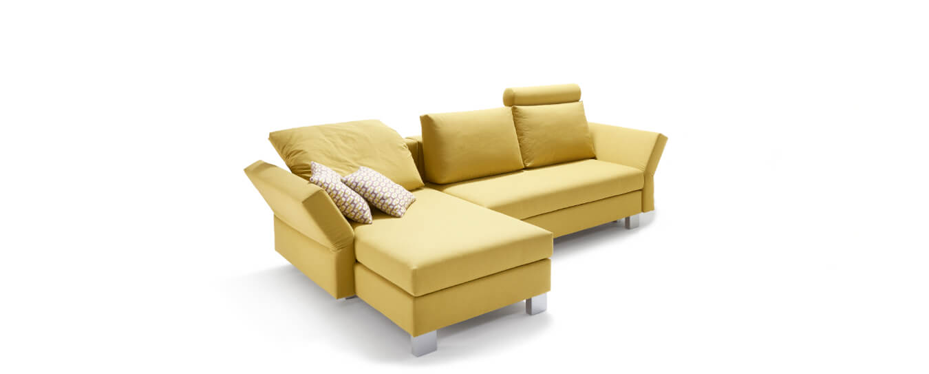 Das Ecksofa Good Life mit Schlaffunktion, gelben Stoff und Metallfuessen. Signet Ecksofa Good Life Schlafsofa gelber Stoff Metallfuesse