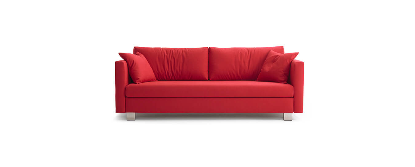 Das Schlafsofa Good Life von Signet mit zwei Dekokissen. Schlafsofa Good Life Signet