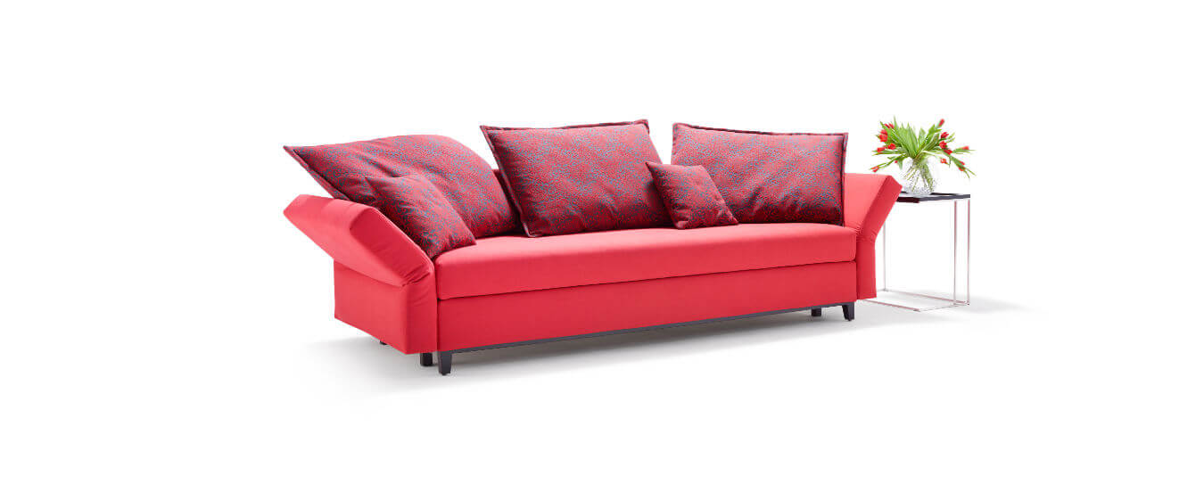 Signet Schlafsofa Good Life mit Sptizkissen und Holzbuegeln. Schlafsofa Sofa Signet Good Life Holzbuegel