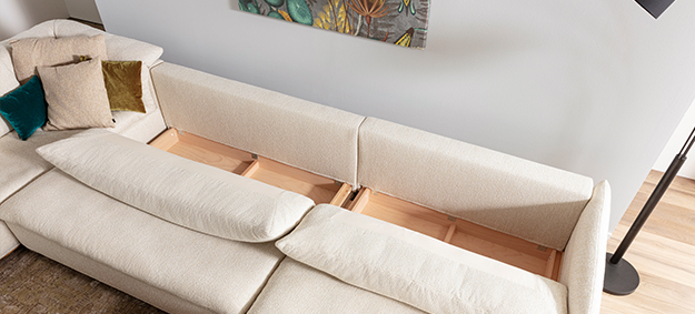 Bettkasten des Ecksofas Isla von Signet – praktisch und geräumig. Bettkasten des modularen Ecksofas Isla von Signet, ideal für Stauraum von Decken und Kissen.