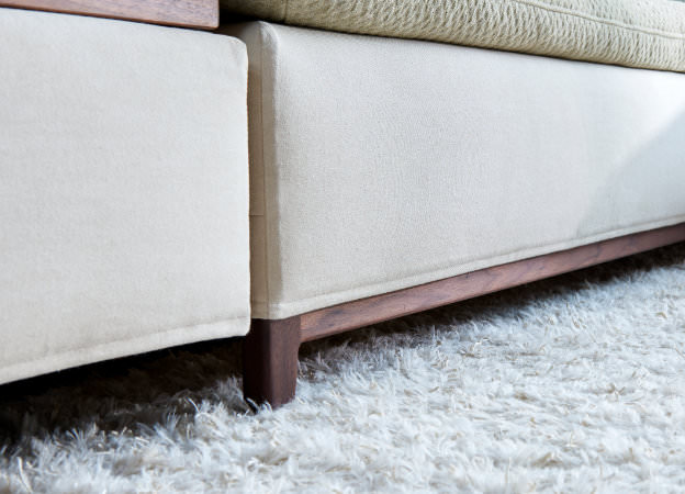 Holzkufe des Isla Sofas von Signet. Holzkufe Nussbaumholz Isla Signet Ecksofa Schlafsofa