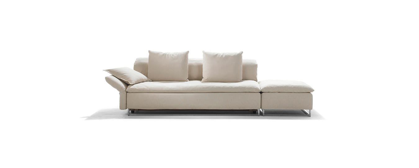 Hier sehen Sie das kleine Isla Schlafsofa von Signet mit Hocker. Isla Signet Schlafsofa Hocker