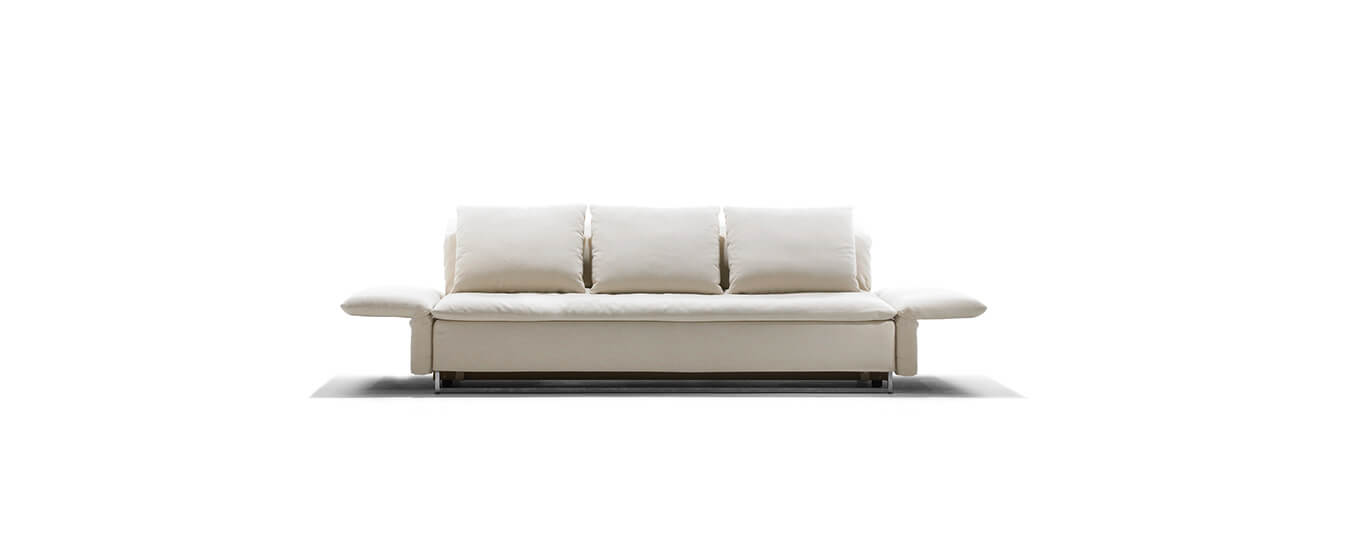 Hier sehen Sie das Isla Schlafsofa von Signet mit komplett abgeklappten Armlehnen. Schlafsofa Isla Signet