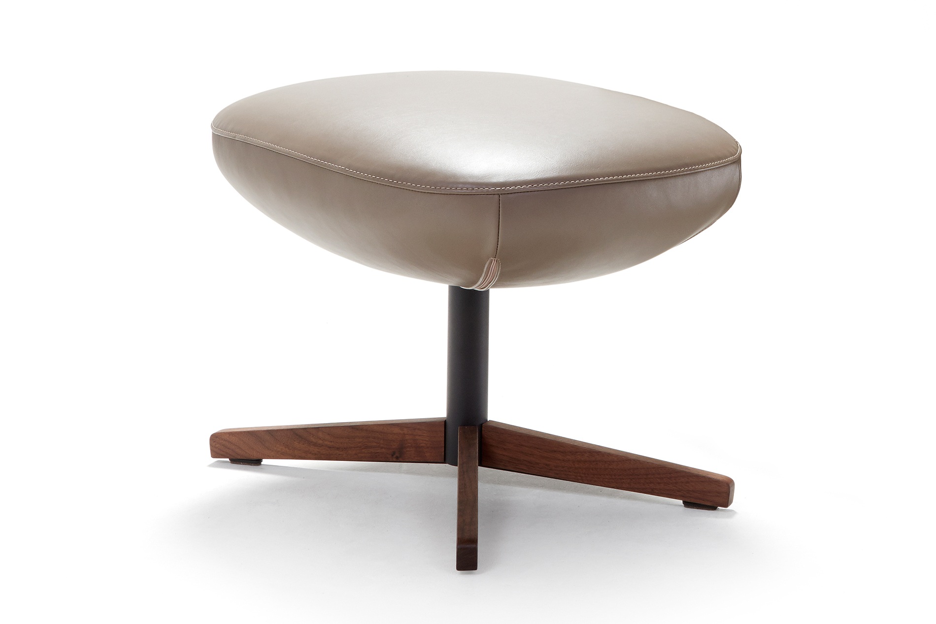 Hier sehen Sie den Hocker Jester von Signet mit Holzgestell. Hocker Jester Signet Leder Holz