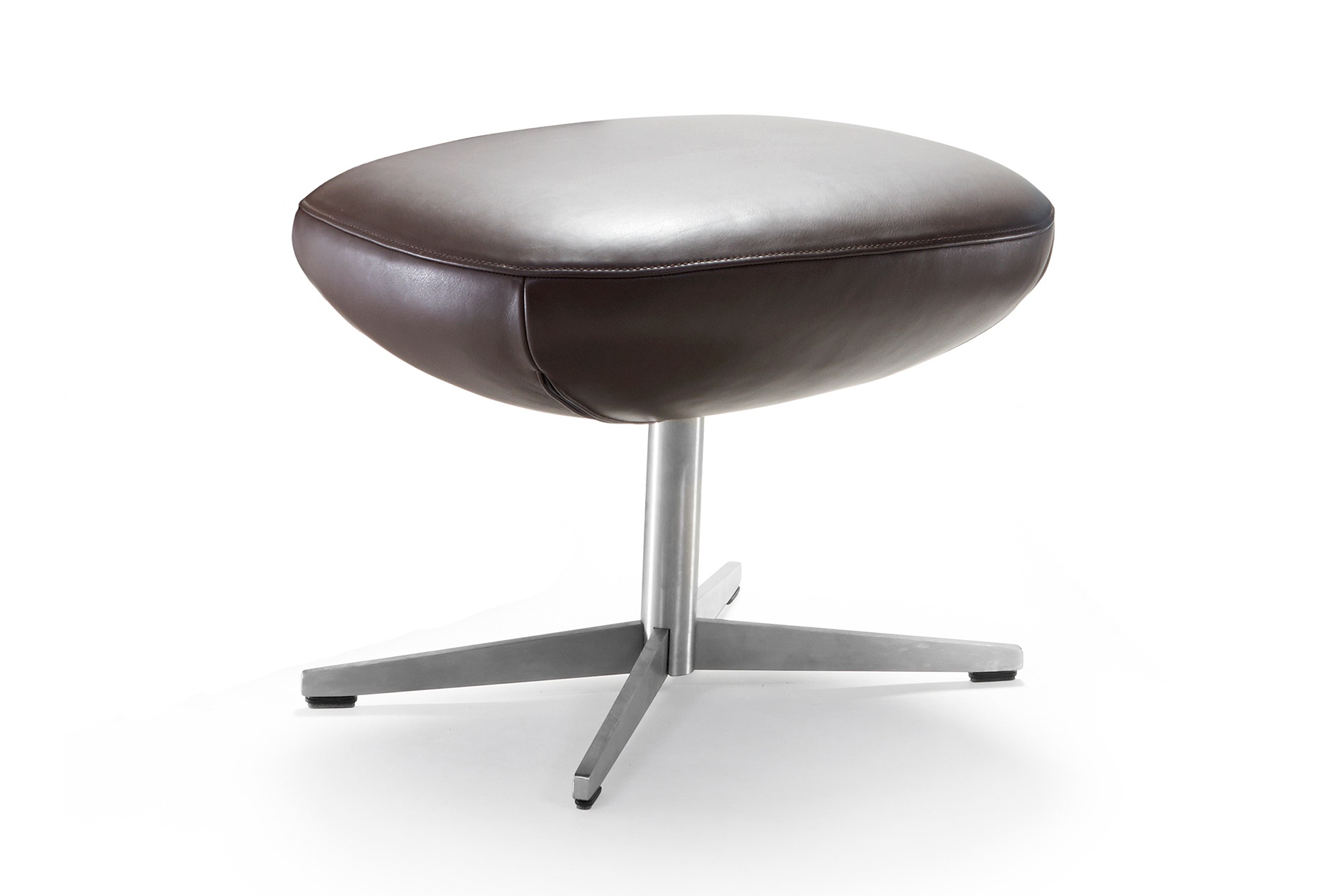 Hier sehen Sie den Hocker Jester von Signet mit Metallgestell. Hocker Jester Signet Metall Leder