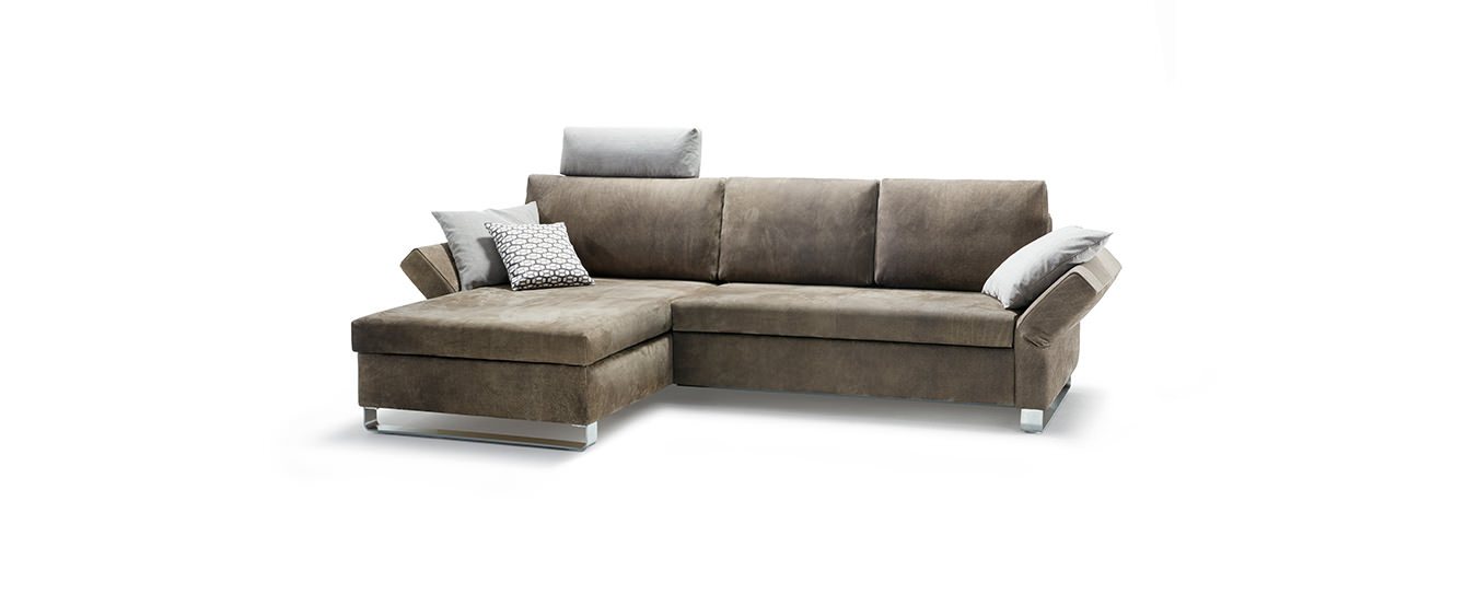 Das Signet Ecksofa Lazlo von Signet in Leder, mit Edelstahlkufen und Kopfstütze. Signet Lazlo Schlafsofa Ecksofa Leder braun Edelstahlkufen Bettkasten