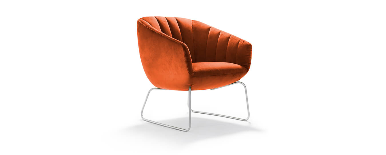 Der Sessel Lenni von Signet im Bezug Milan, Farbe orange. Sessel Lenni Signet Stoff orange