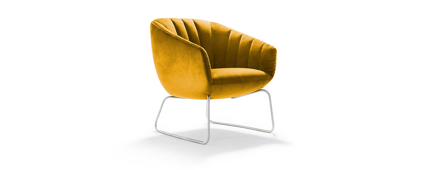 Der Sessel Lenni von Signet im gelbem Samtstoff Milan, Farbe safran. Sessel Lenni Signet Stoff gelb