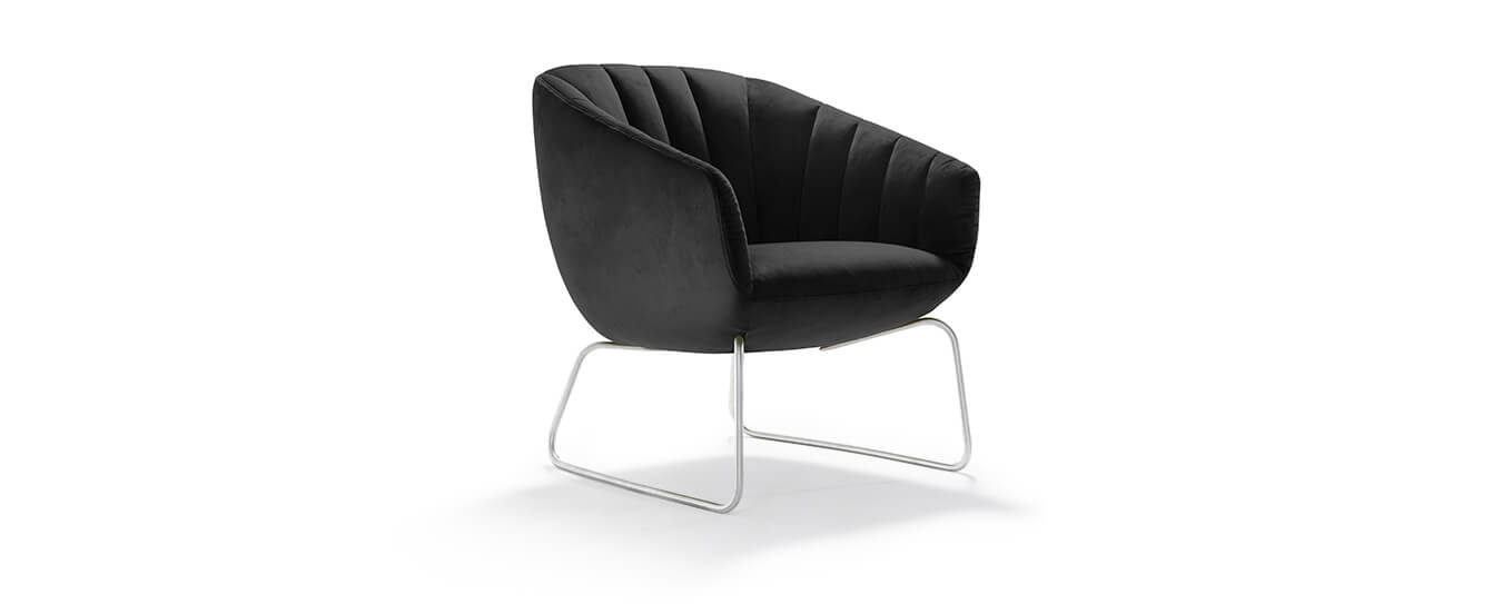 Der Sessel Lenni von Signet in schwarzem Velour Milan. Sessel Lenni Signet Stoff schwarz