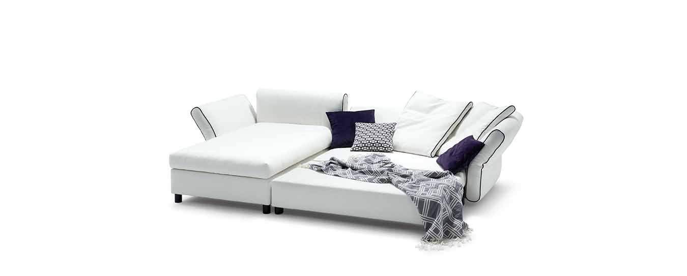 Das Signet Ecksofa Levi mit Schlaffunktion verwandelt zum Bett. Levi Signet Ecksofa Schlafsofa Stoff Liegefläche Lattenrost