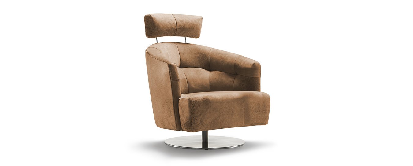 Hier sehen Sie den Sessel Matheo von Signet im Leder Nubuk, Farbe cognac. Signet Sessel Matheo