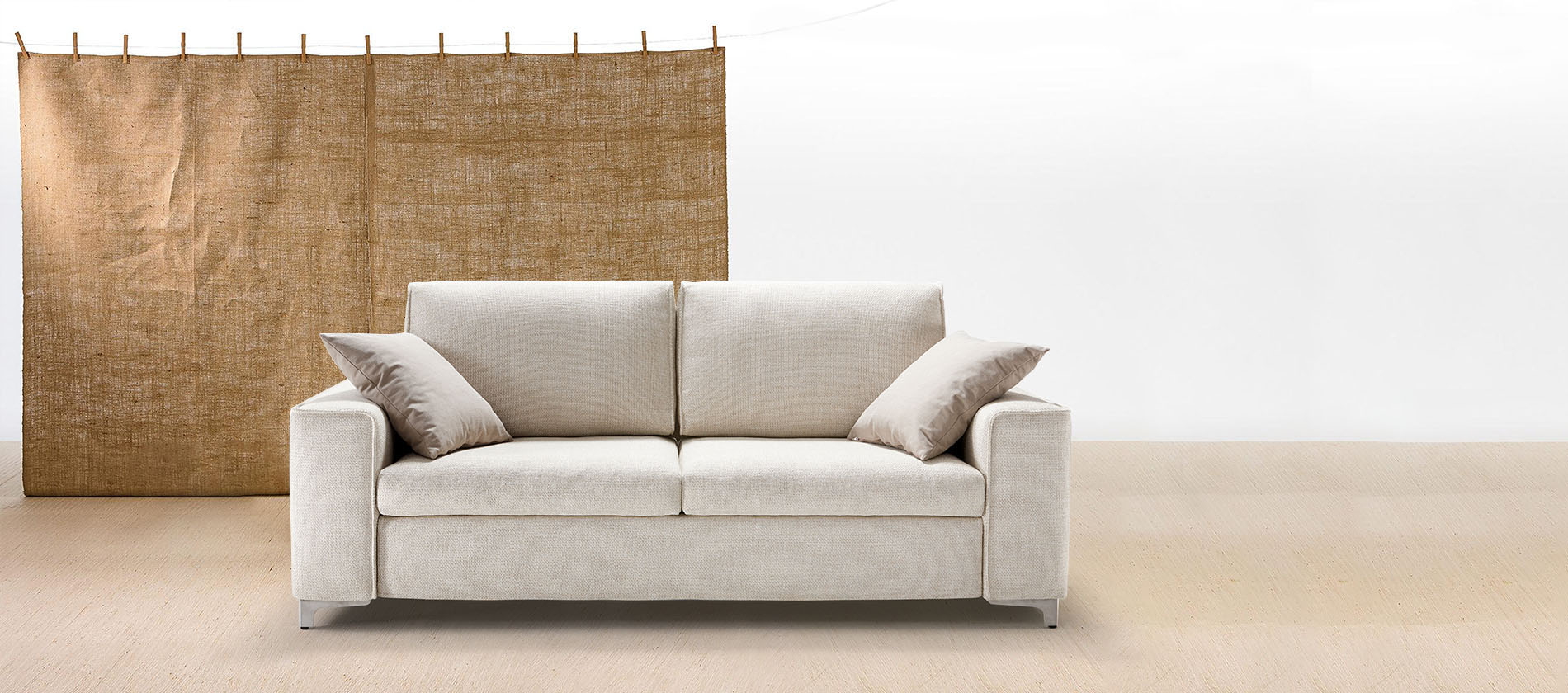 Das Schlafsofa Orlando von Signet in hellem Stoff. Schlafsofa Orlando Signet