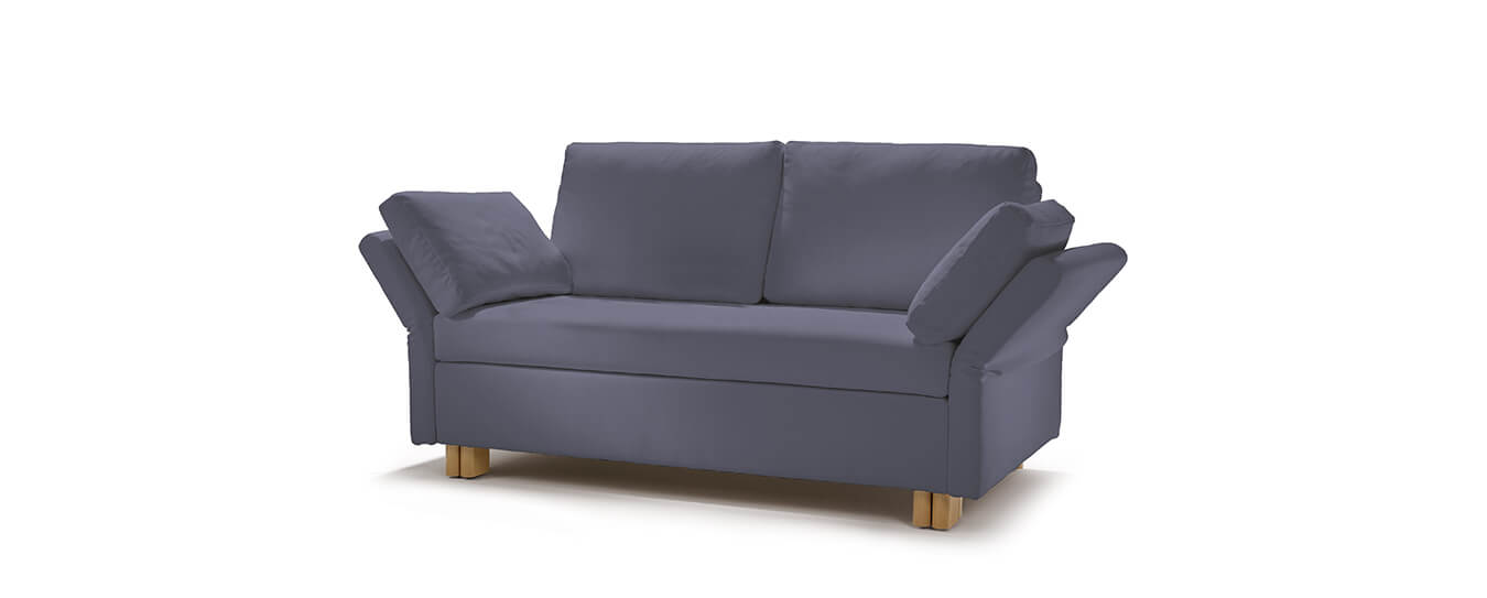Das Schlafsofa Paula von Signet im Bezug Cool, Farbe aubergine. Signet Schlafsofa Paula