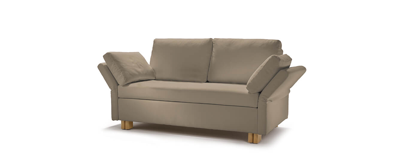 Das Schlafsofa Paula von Signet im Stoff Cool, Farbe caramel. Signet Schlafsofa Paula