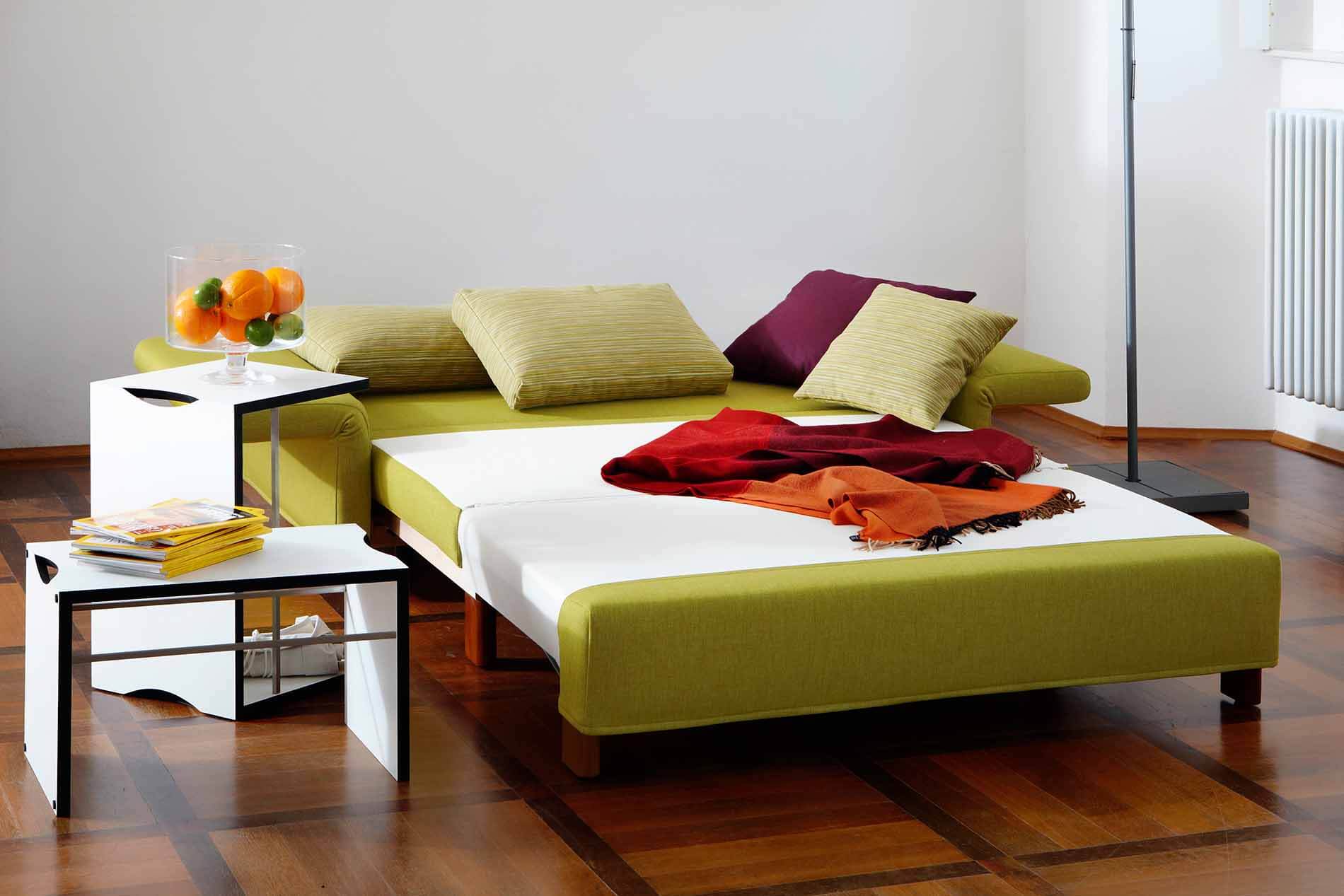 Das Signet Schlafsofa Paula verwandelt zum Bett. Signet Paula Schlafsofa