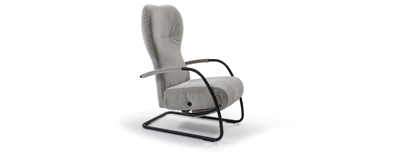 Der Relaxsessel Roccer von Signet im Samtstoff Genua, Farbe anthrazit. Relaxsessel Roccer Signet Rundrohr