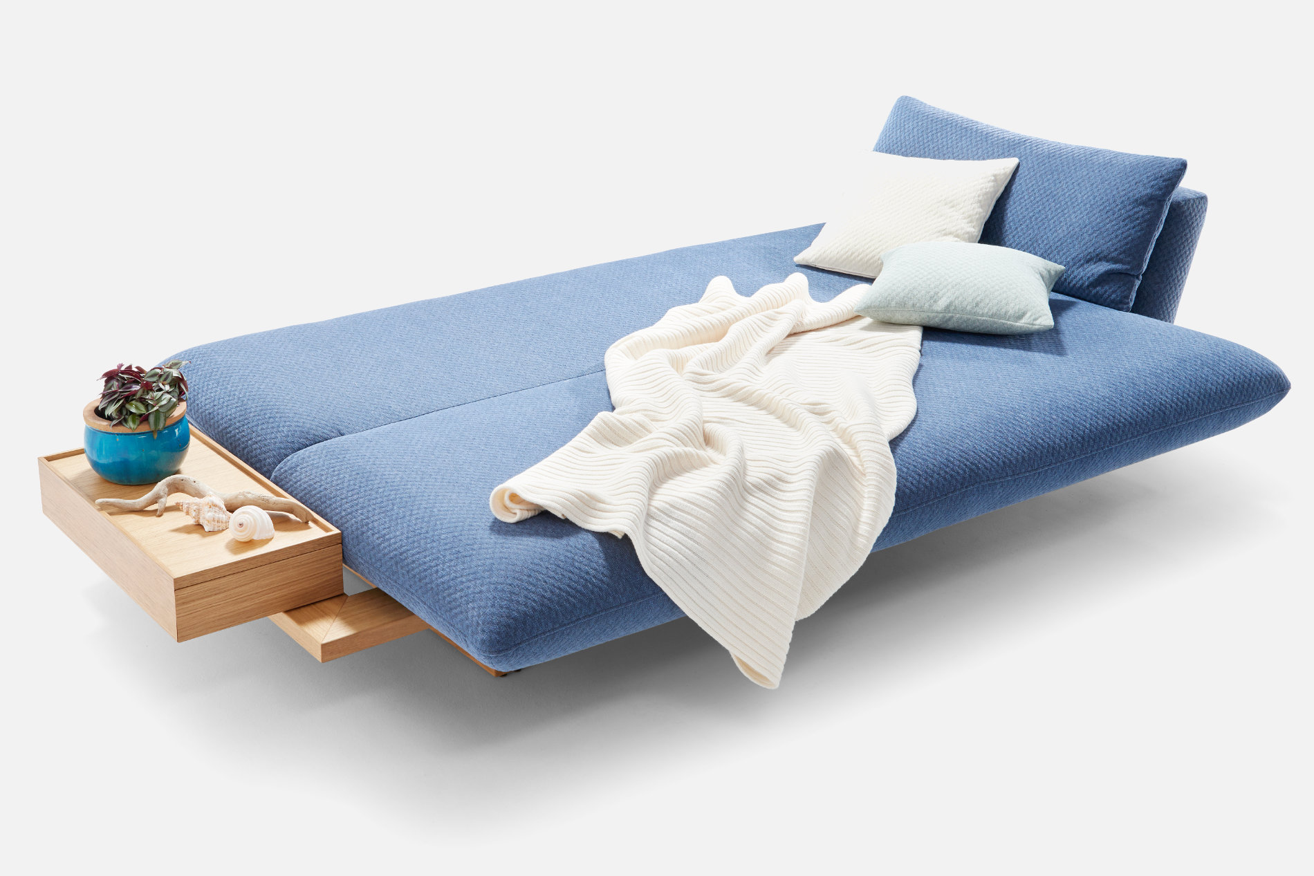 Die Liegefläche des Schlafsofas Veda von Signet mit einem blauen Stoff. Liegefläche Schlafsofa Veda Signet Kippschlafsofa