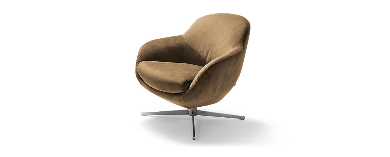 Der Sessel Jester Club von Signet im Bezug Milan, Farbe beige. Sessel Jester Club Signet Stoff Milan