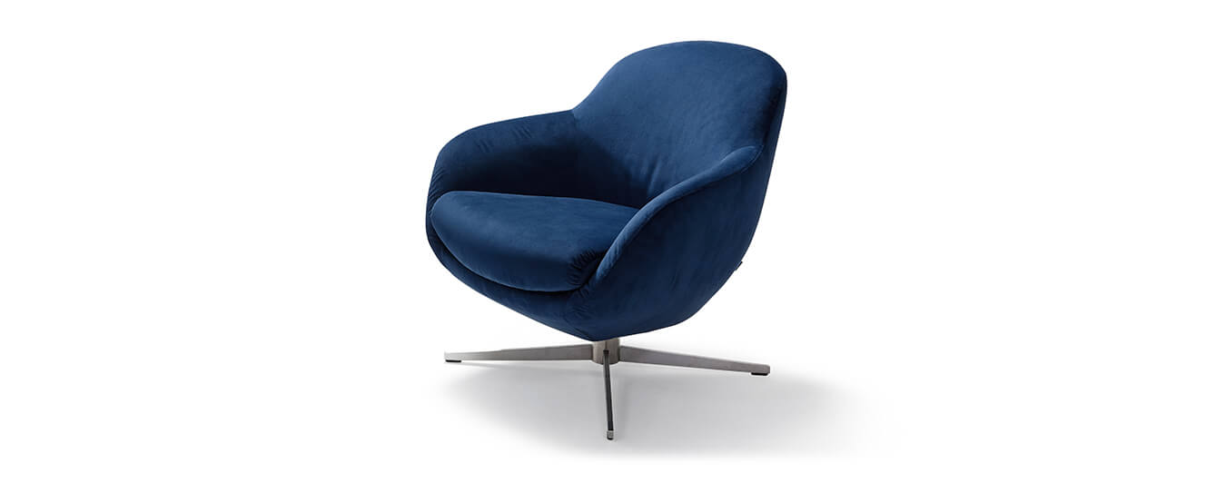 Der Sessel Jester Club von Signet im Stoff Milan, Farbe blau. Sessel Jester Club Signet Stoff Milan