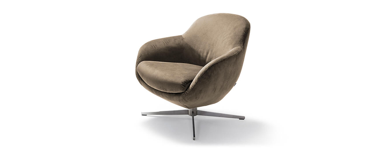 Der Sessel Jester Club von Signet im Stoff Milan, Farbe capuccino. Sessel Jester Club Signet Stoff Milan