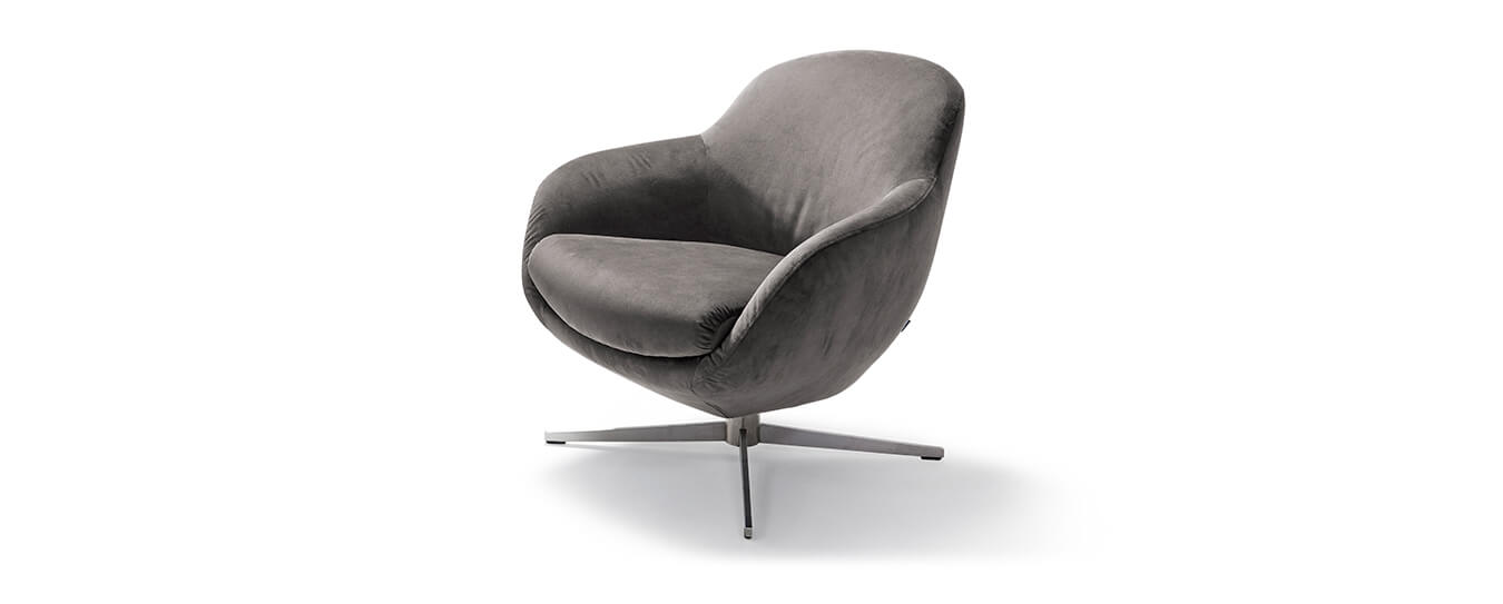 Der Sessel Jester Club von Signet im Stoff Milan, Farbe hellgrau. Sessel Jester Club Signet Stoff Milan