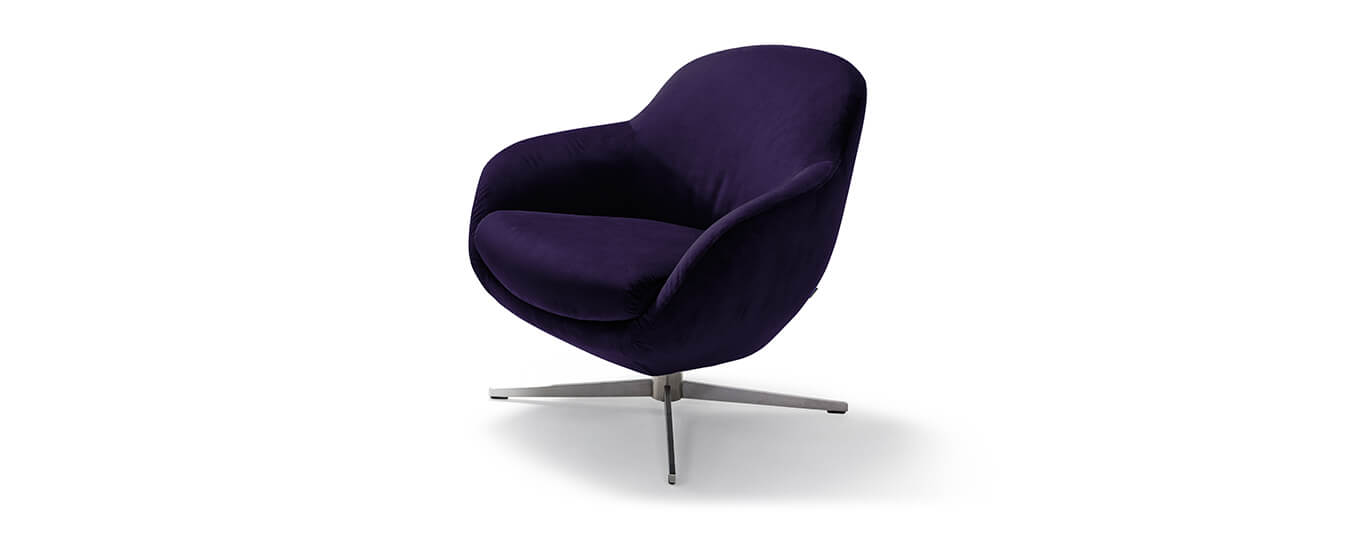 Der Sessel Jester Club von Signet im Stoff Milan, Farbe lila. Sessel Jester Club Signet Stoff Milan