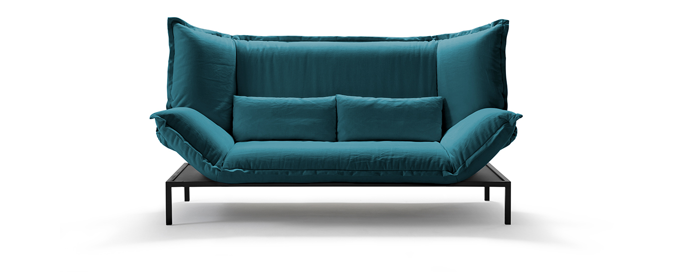 Das Schlafsofa Nuri von Signet im Stoff Lesa, Farbe petrol. Schlafsofa Nuri Signet Stoff petrol