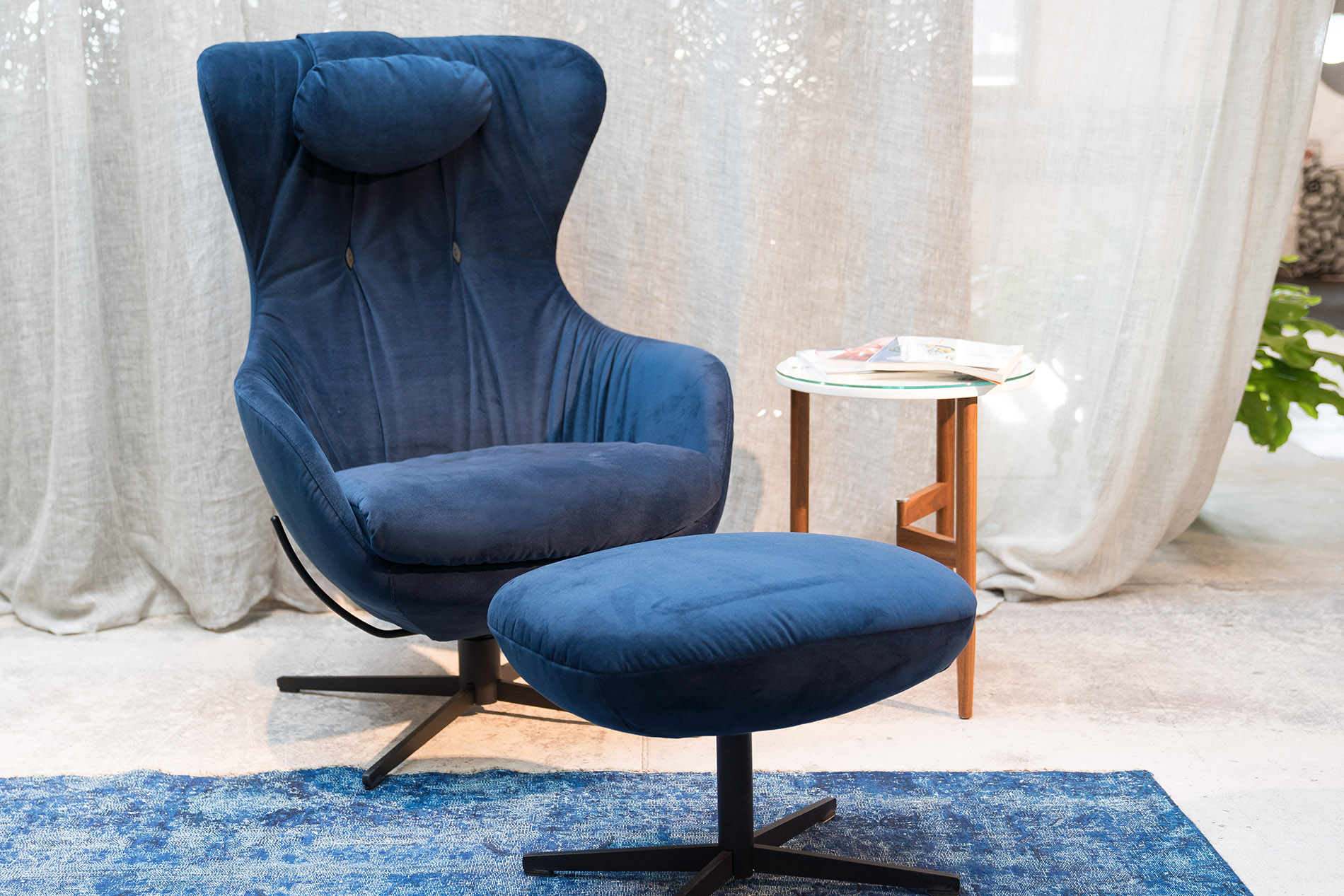 Der Sessel und Hocker Shar Pei von Signet im Stoff Milan. sessel shar pei signet