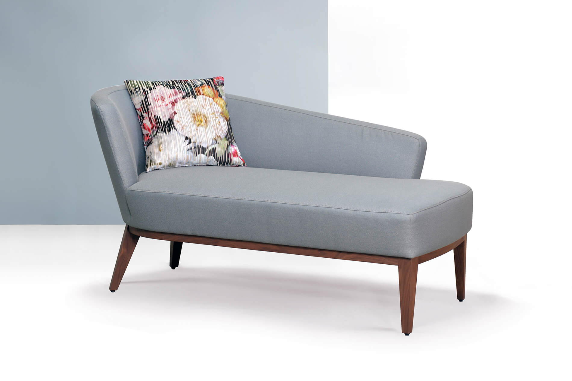 Die Chaiselongue Sue von Signet in blauem Stoff. Liege Chaiselongue Sue Signet