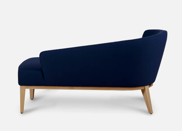 Die Otomane Sue von Signet im Kvadrat Stoff Steelcut. Liege Chaiselongue Sue Signet steelcut kavdrat