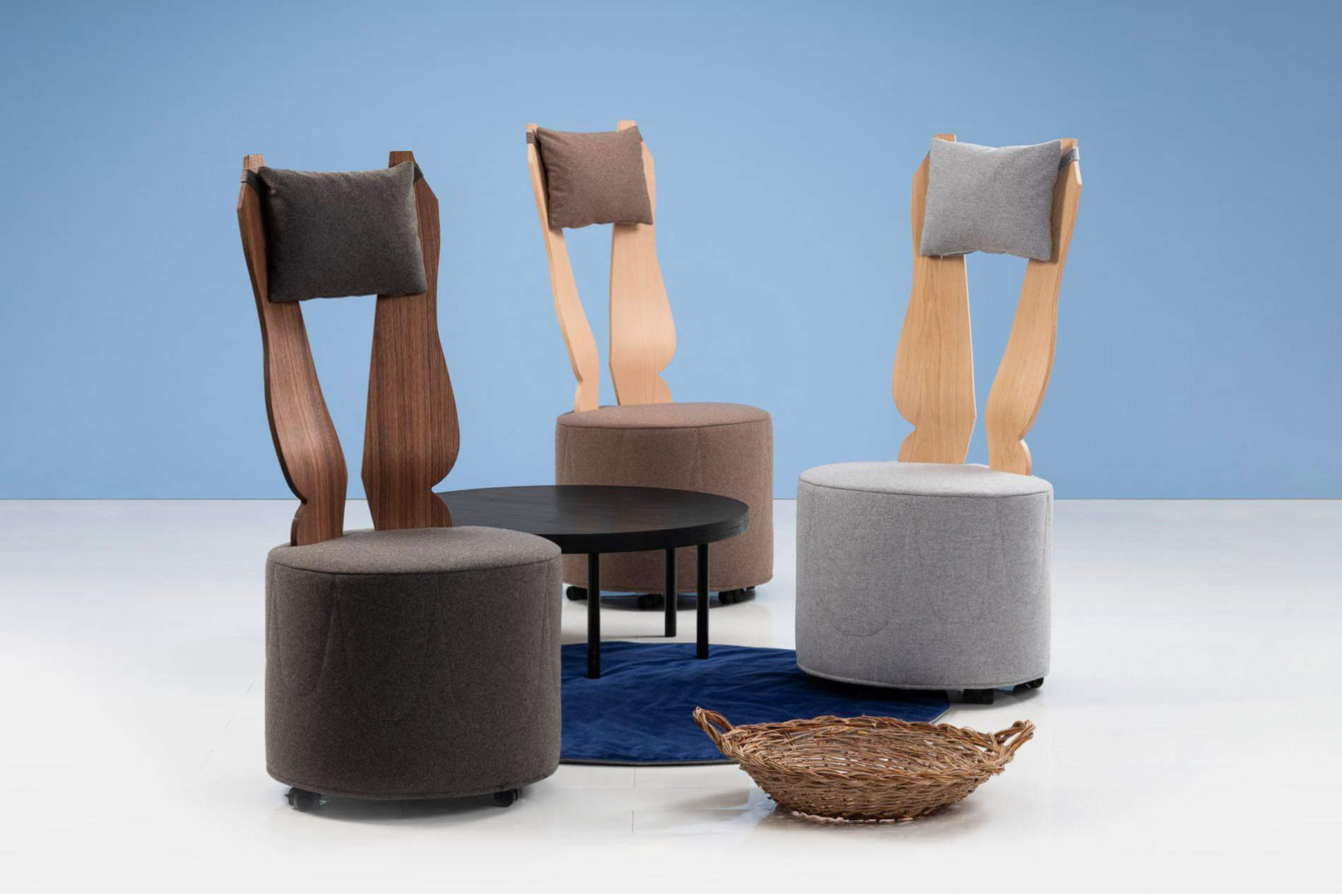 Sessel libellule von Brühl mit Filzstoff und Holzelementen. sessel libellule bruehl filz holz